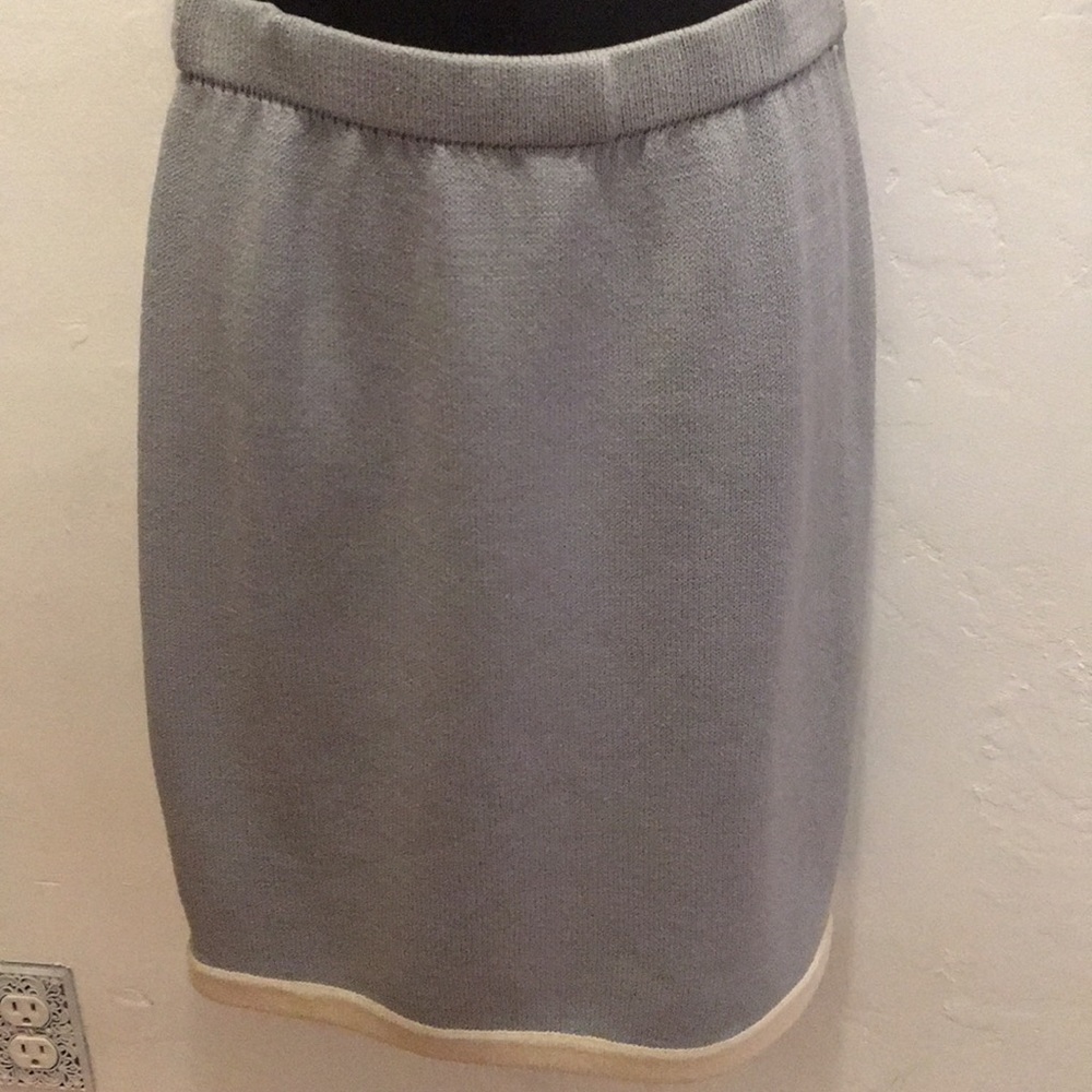 New St John Collection light gray cream hem skirt